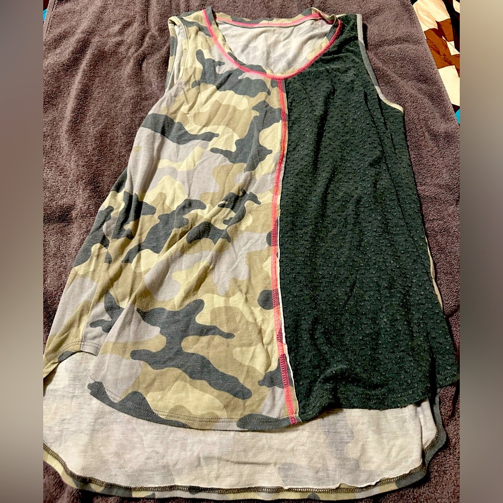 Woman’s high low tank top